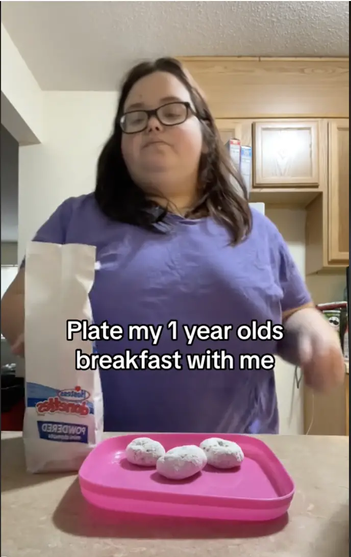 Alexandra Sabol making her daughter breakfast. | Source: TikTok.com/Alexandra Sabol