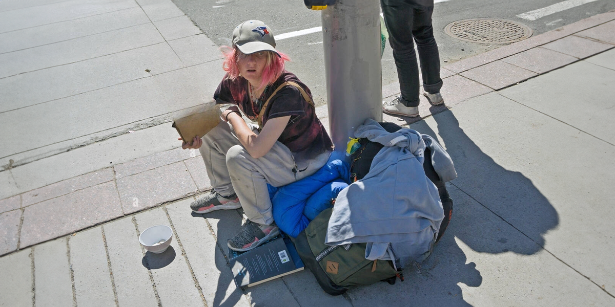 A homeless girl by the roadside | Source: Shutterstock