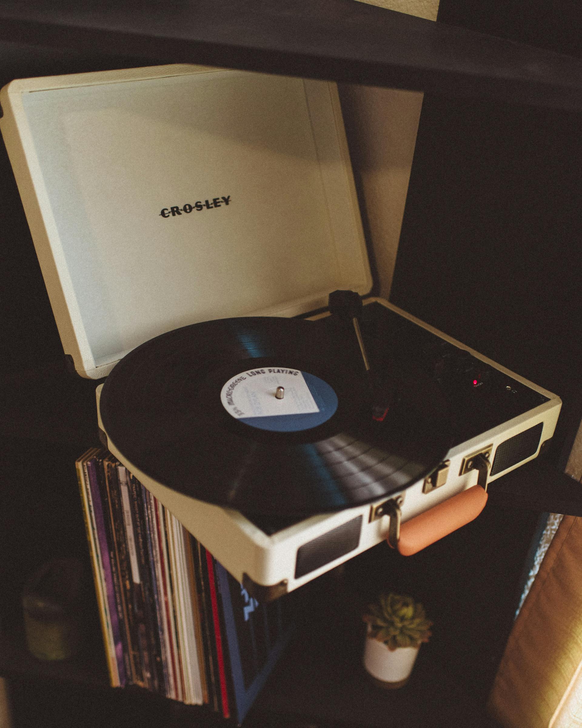 An old record player | Source: Pexels