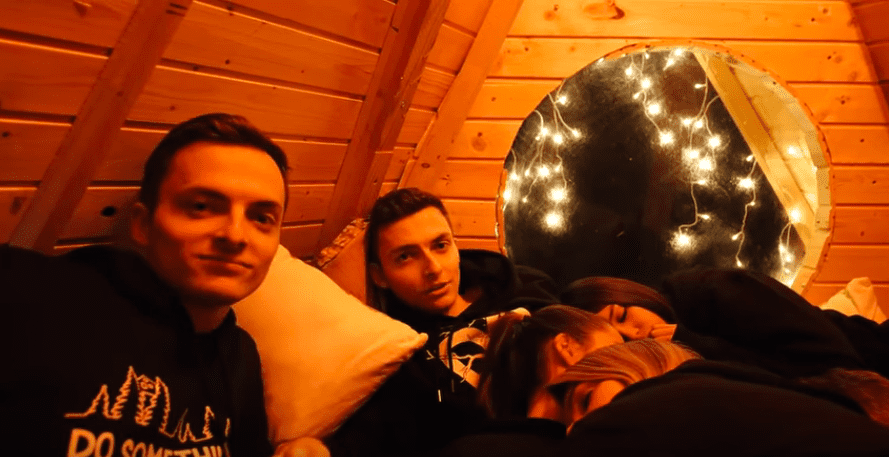 Philipp, sein Bruder Johannes und Freunde in einem Baumhaus während seiner Zeit als YouTuber der “Real Life Guys”. | Quelle: youtube.com/c/TheRealLifeGuys