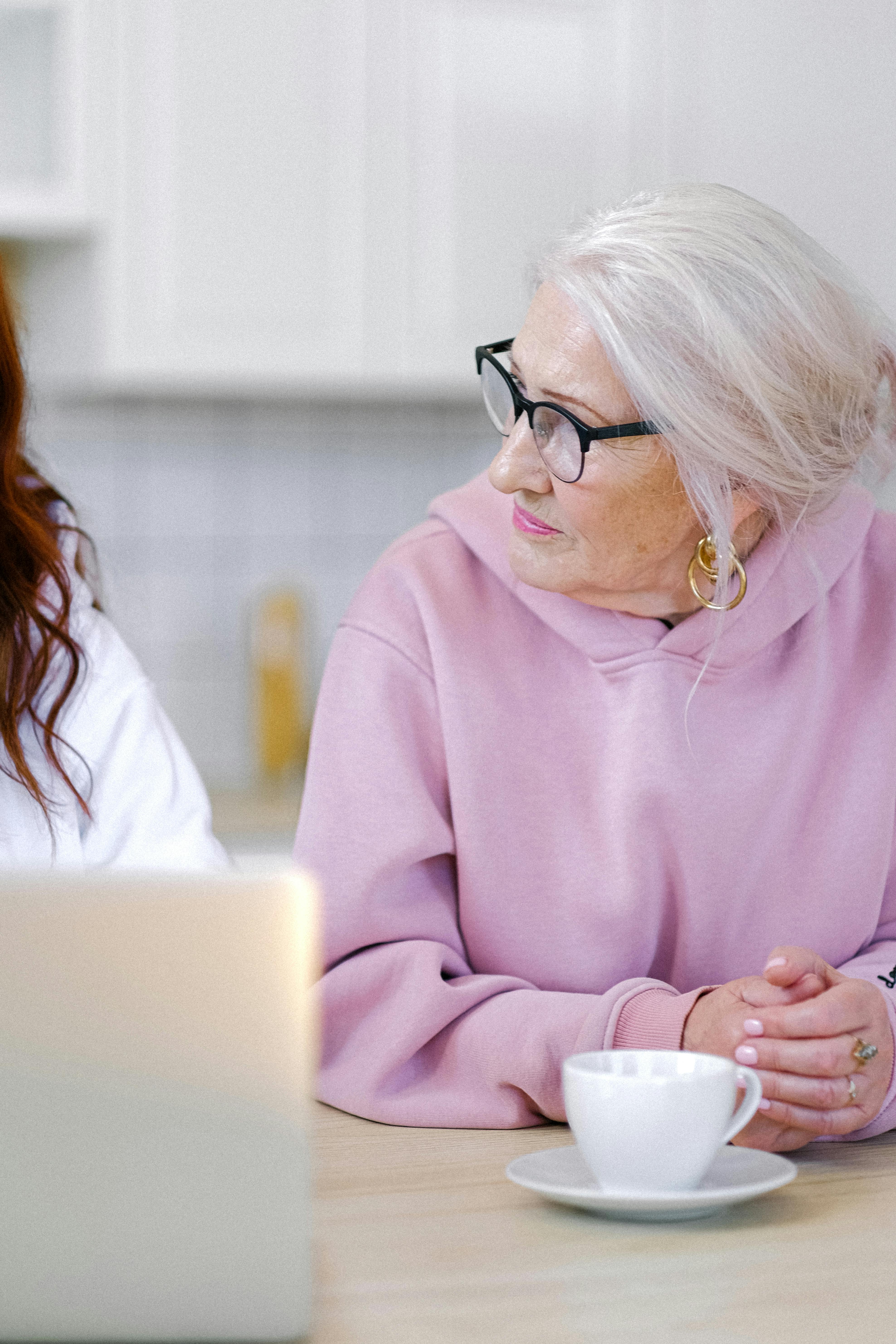 Senior woman listening keenly | Source: Pexels
