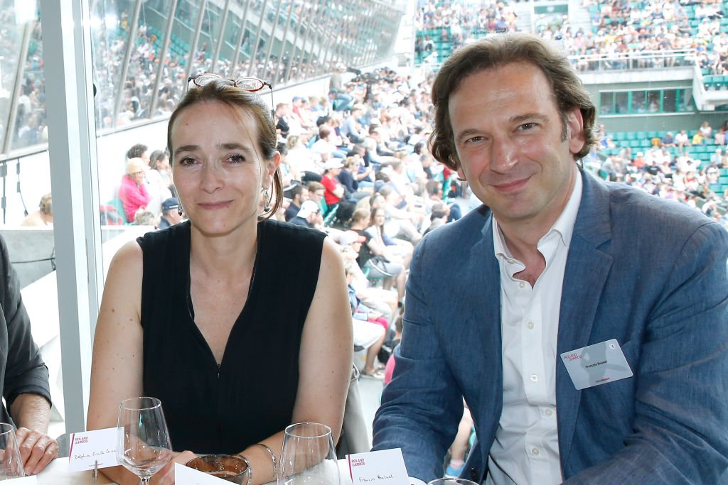 Delphine Ernotte et le journaliste François Busnel assistent au déjeuner "France Télévision" lors de l'Open de France de tennis 2017. | Photo : Getty Images Delphine Ernotte et le journaliste François Busnel assistent au déjeuner "France Télévision" lors de l'Open de France de tennis 2017. | Photo : Getty Images