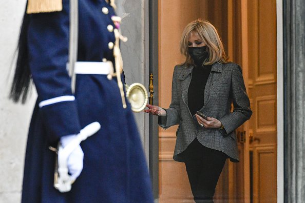 La première dame française, Brigitte Macron, est vue lors du conseil des ministres au palais de l'Élysée à Paris. |Photo : Getty Images