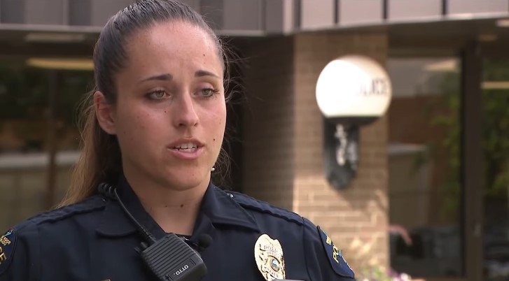 Der Polizeibeamte, der am Tatort eintraf, spricht in einem Interview | Quelle: Youtube/Denver7 - The Denver Channel