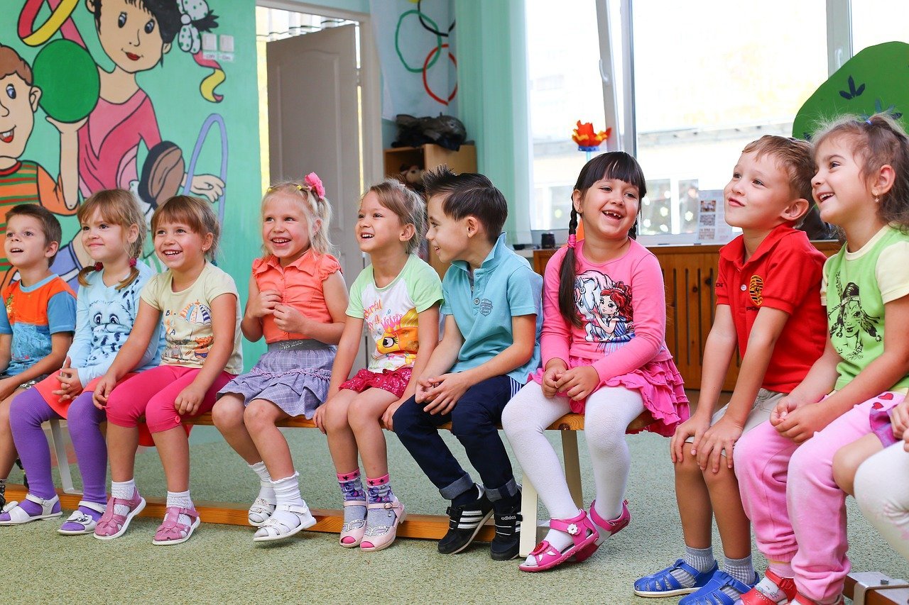 Un groupe d'enfants assis sur un banc dans une classe de la maternelle | Image: Pixabay