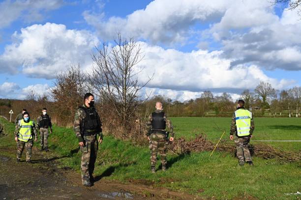 Des personnes reunies pour des recherches | Photo : Getty Images