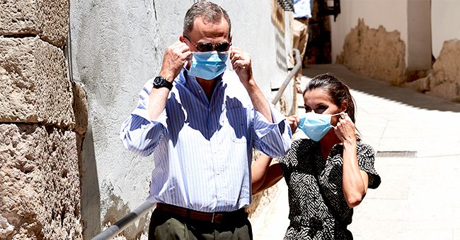 El Rey Felipe VI de España y la Reina Letizia de España visitan la Ciudad Vieja el 2 de julio de 2020 en Cuenca, España. | Foto: Getty Images