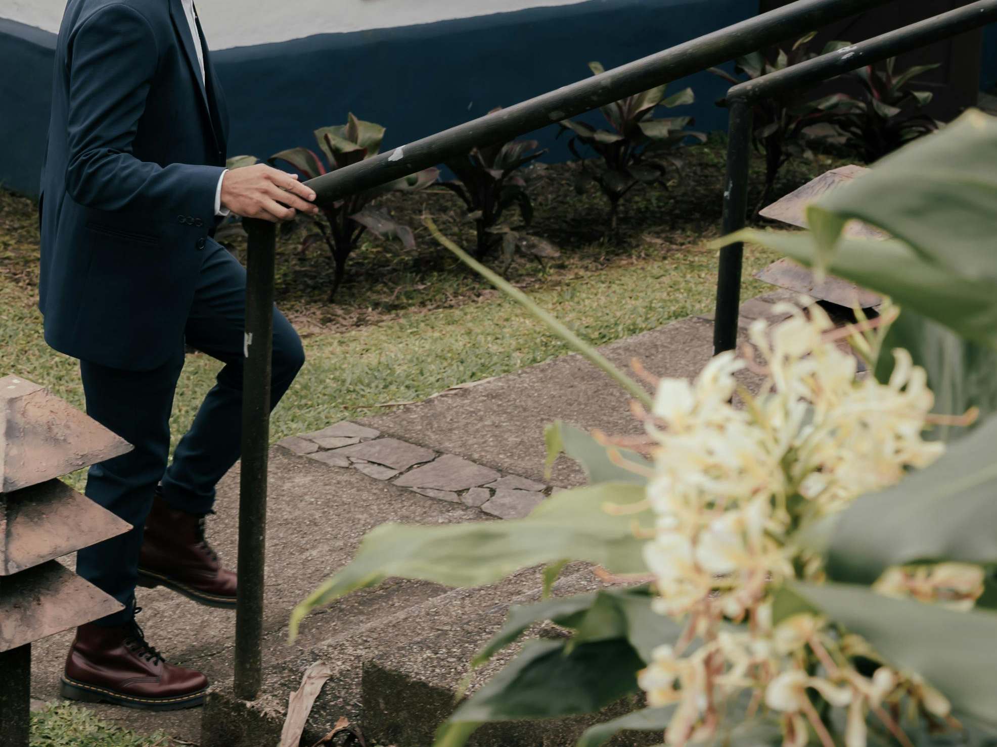 A man walking up steps on a property | Source: Pexels