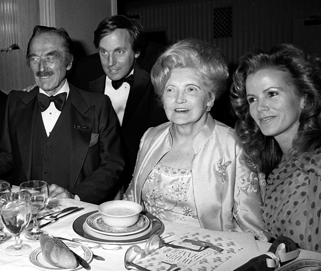 Fred Trump, Robert Trump, Mary Anne Trump y Blaine Trump asisten a la 38a Cena Anual de Premios Horatio Alger el 10 de mayo de 1985 en el Hotel Waldorf en la ciudad de Nueva York. | Foto: Getty Images.