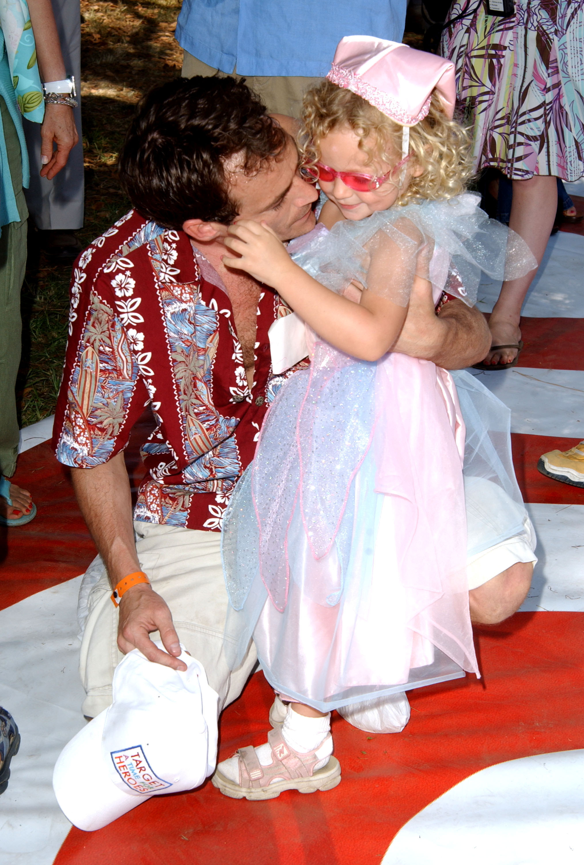 Luke Perry, with his daughter Sophie, on June 13, 2004 | Source: Getty Images