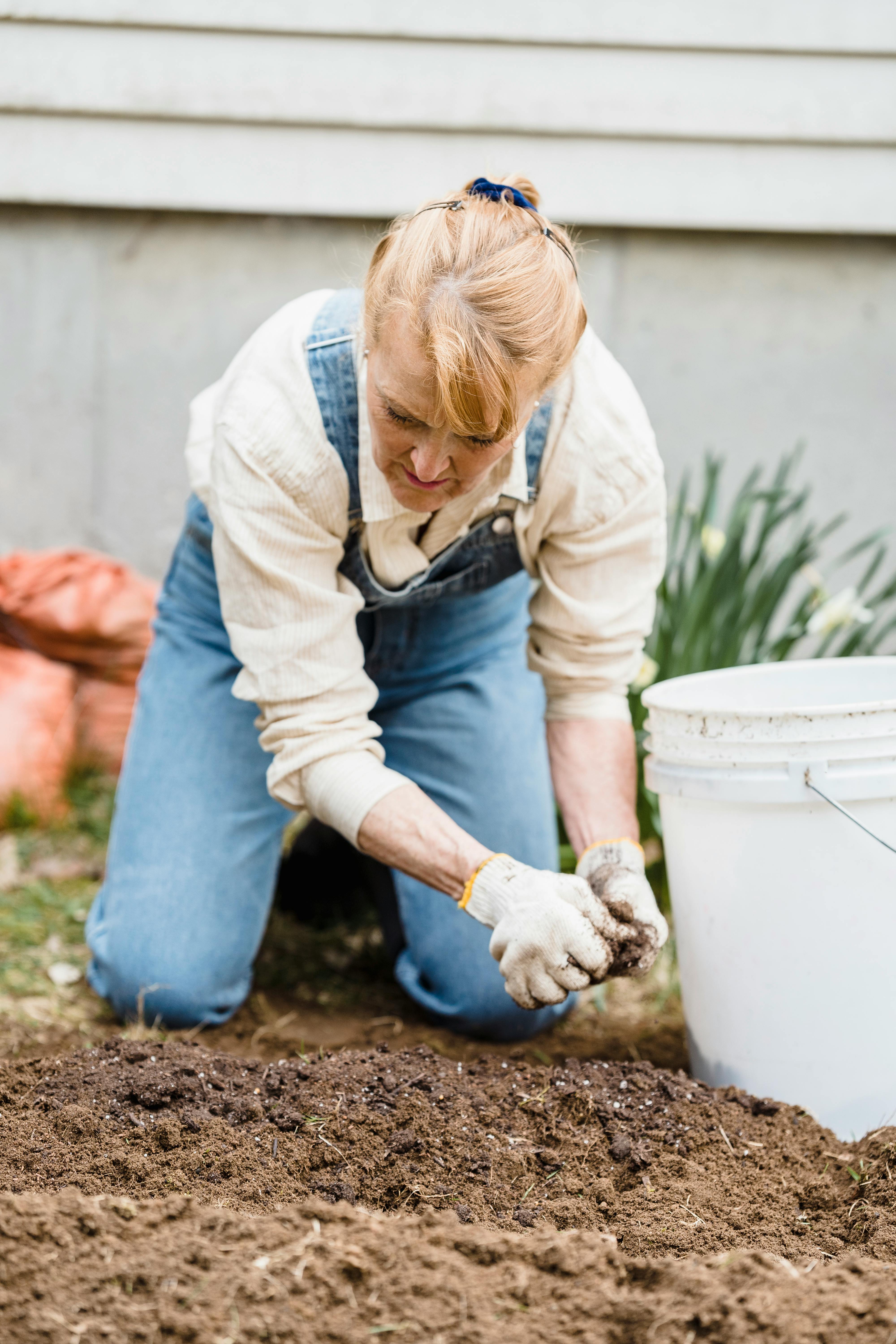 A woman gardening | Source: Pexels