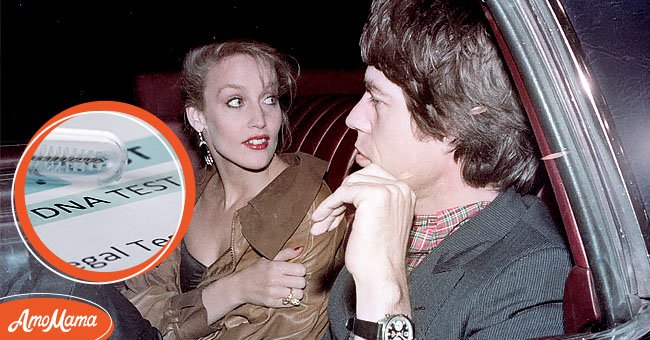 American model and fashion actress Jerry Hall and British singer-songwriter Mick Jagger sit in the back seat of a car in New York City, New York, June 19, 1978. | Photo: Getty Images
