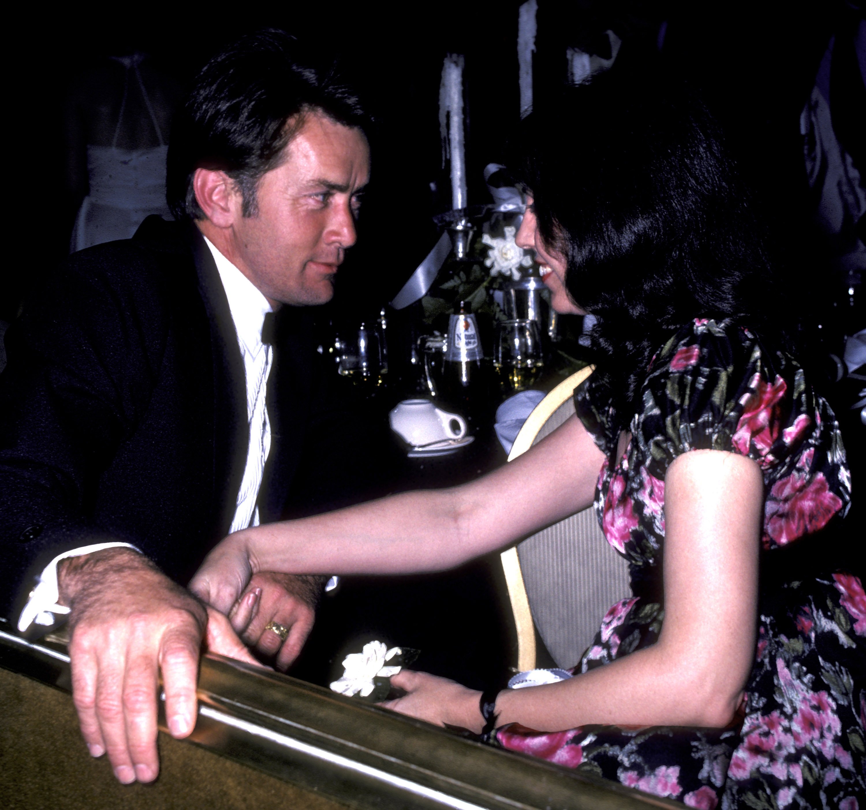 Der Schauspieler Martin Sheen und seine Frau Janet Sheen besuchen die Insight Gala zu Ehren von Jack Albertson am 21. März 1981 im Beverly Hilton Hotel in Beverly Hills, Kalifornien | Quelle: Getty Images
