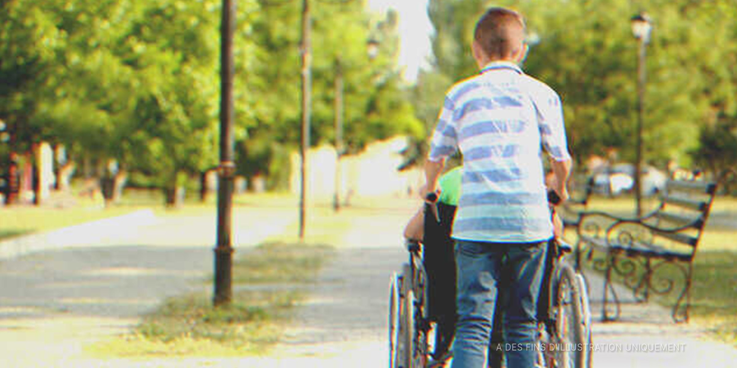 Un enfant qui pousse un fauteuil roulant | Source : Shutterstock