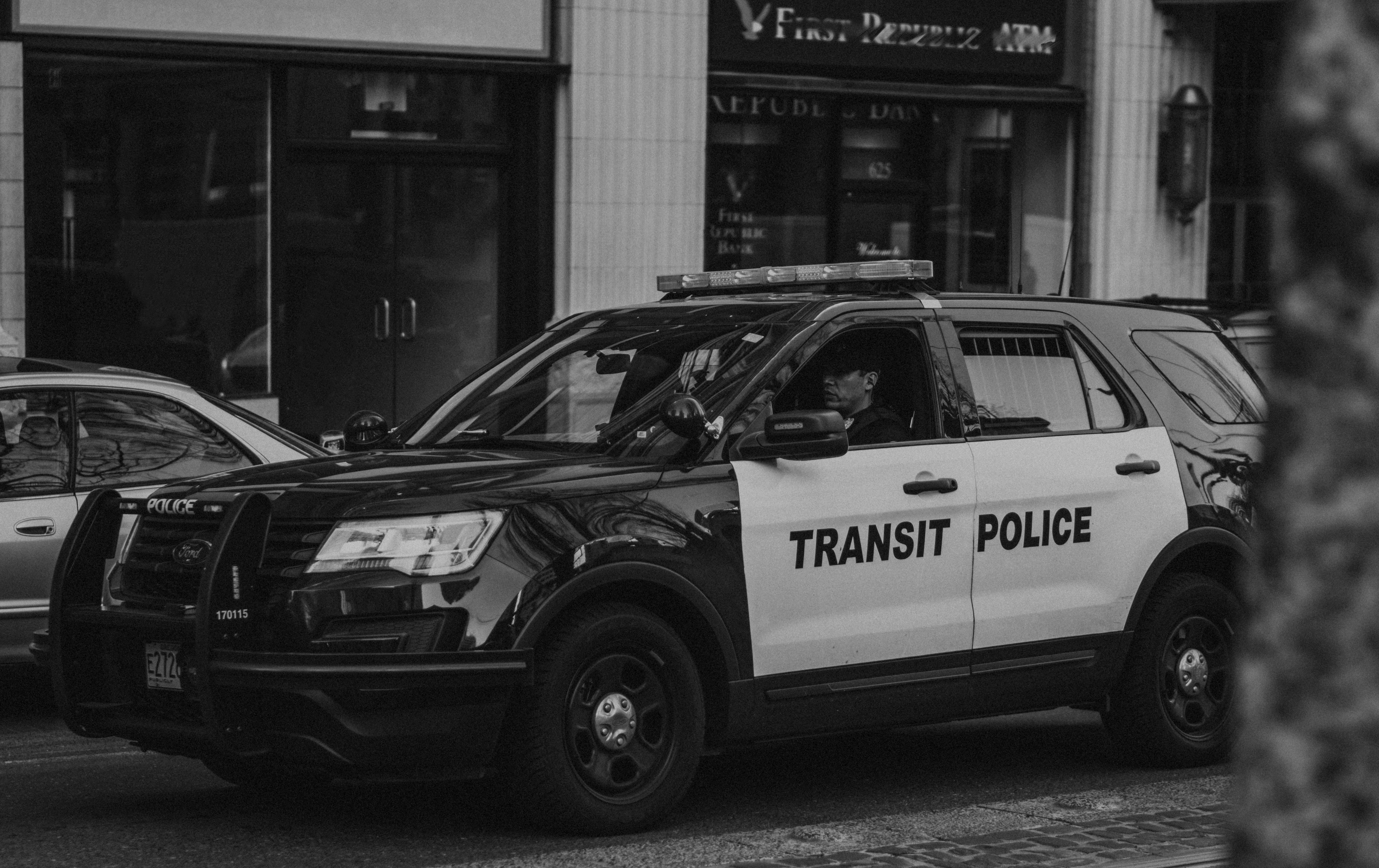 Photo of a police vehicle in black and white. | Source: Pexels/ NATASHA LOIS