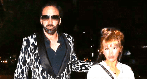 Nicolas Cage und Erika Koike | Quelle: YouTube/ HAKUHO