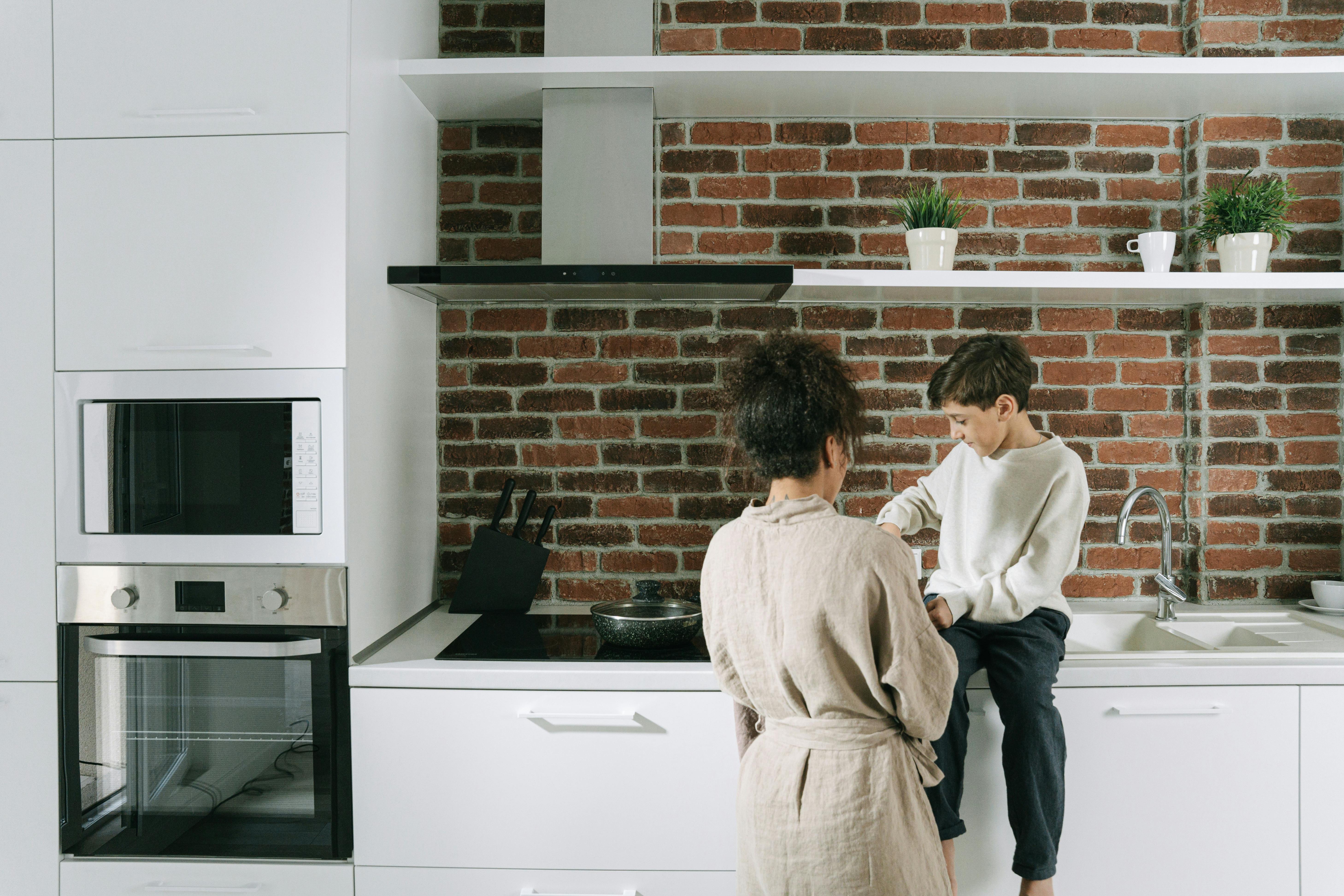 A woman and her son in the kitchen | Source: Pexels