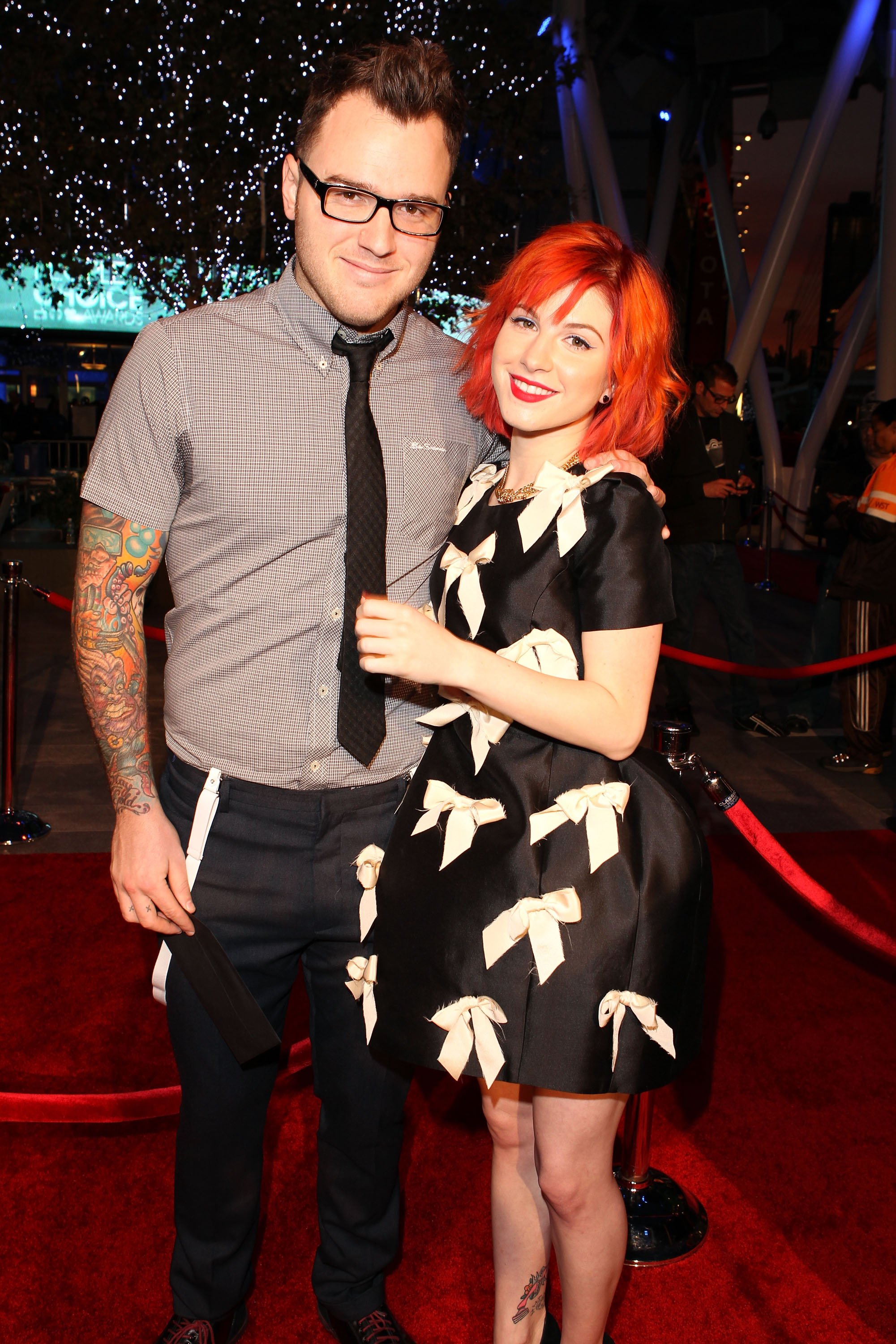 Chad Gilbert and singer Hayley Williams are photographed as they arrive at the People's Choice Awards 2010, on January 6, 2010, in Los Angeles. | Source: Getty Images