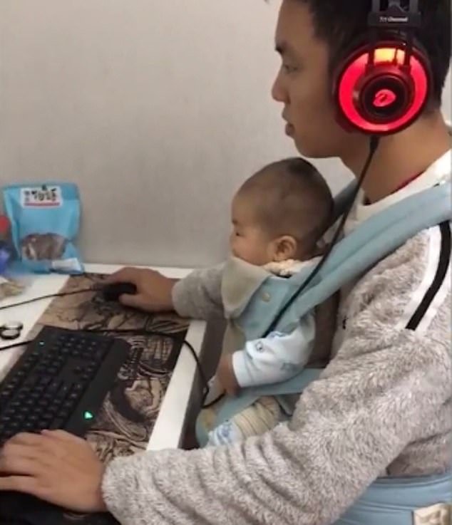 Padre con su hijo frente a la computadora. | Foto: YouTube / Video Precede