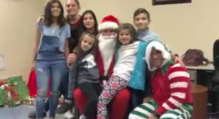 Les enfants Rodriguez avec le père noël | Photo : Facebook/Orange County Sheriff's Office Les enfants Rodriguez avec le père noël | Photo : Facebook/Orange County Sheriff's Office