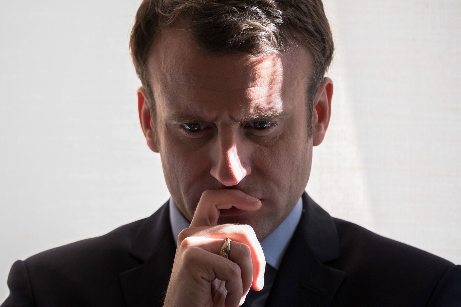 Emmanuel Macron entrain de réfléchir. | Photo: Gettyimage