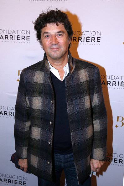 L'acteur Bruno Madinier assiste au prix de théâtre 2015 de la Fondation Diane & Lucien Barrière à Paris, France. | Photo : Getty Images.