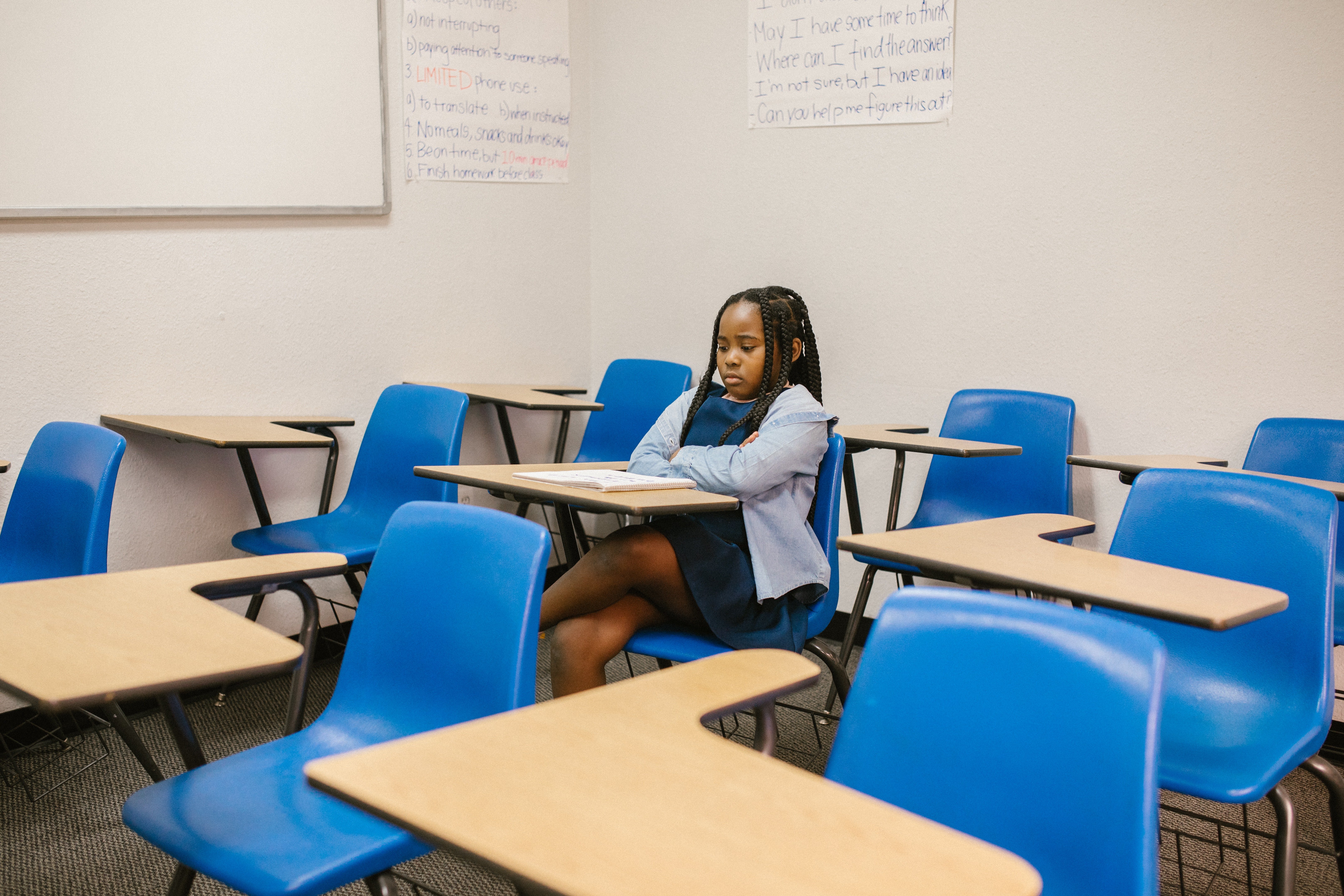 The student sat on her seat, looking gloomy. | Photo: Pexels/RODNAE Productions