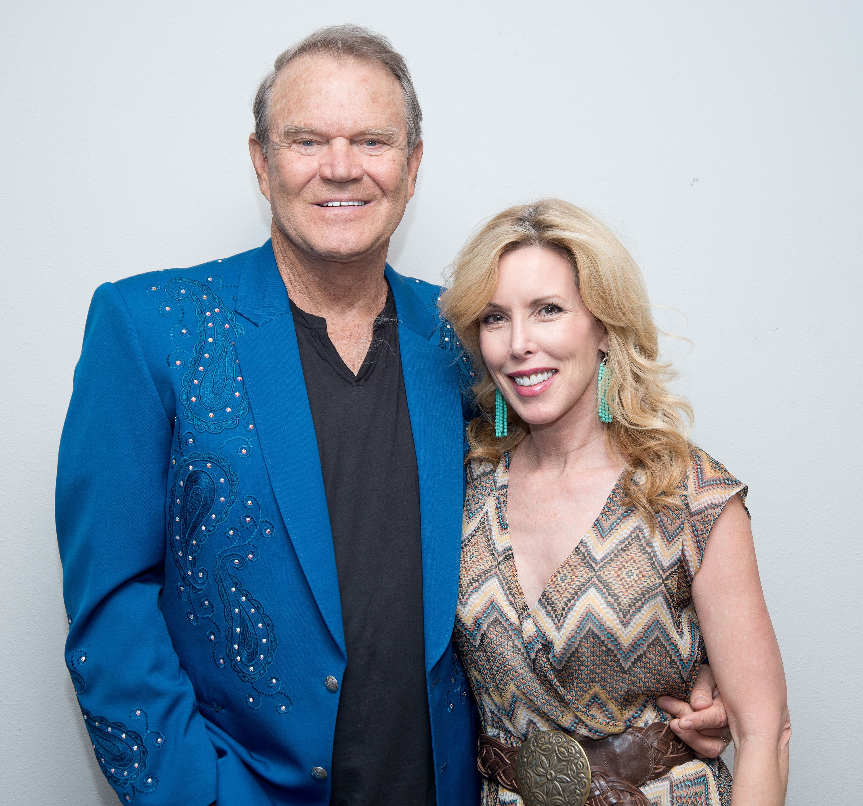 Glen Campbell poses backstage with his wife Kim following his Goodbye Tour performance at Route 66 Casino's Legends Theater on July 29, 2012 | Photo: Getty Images