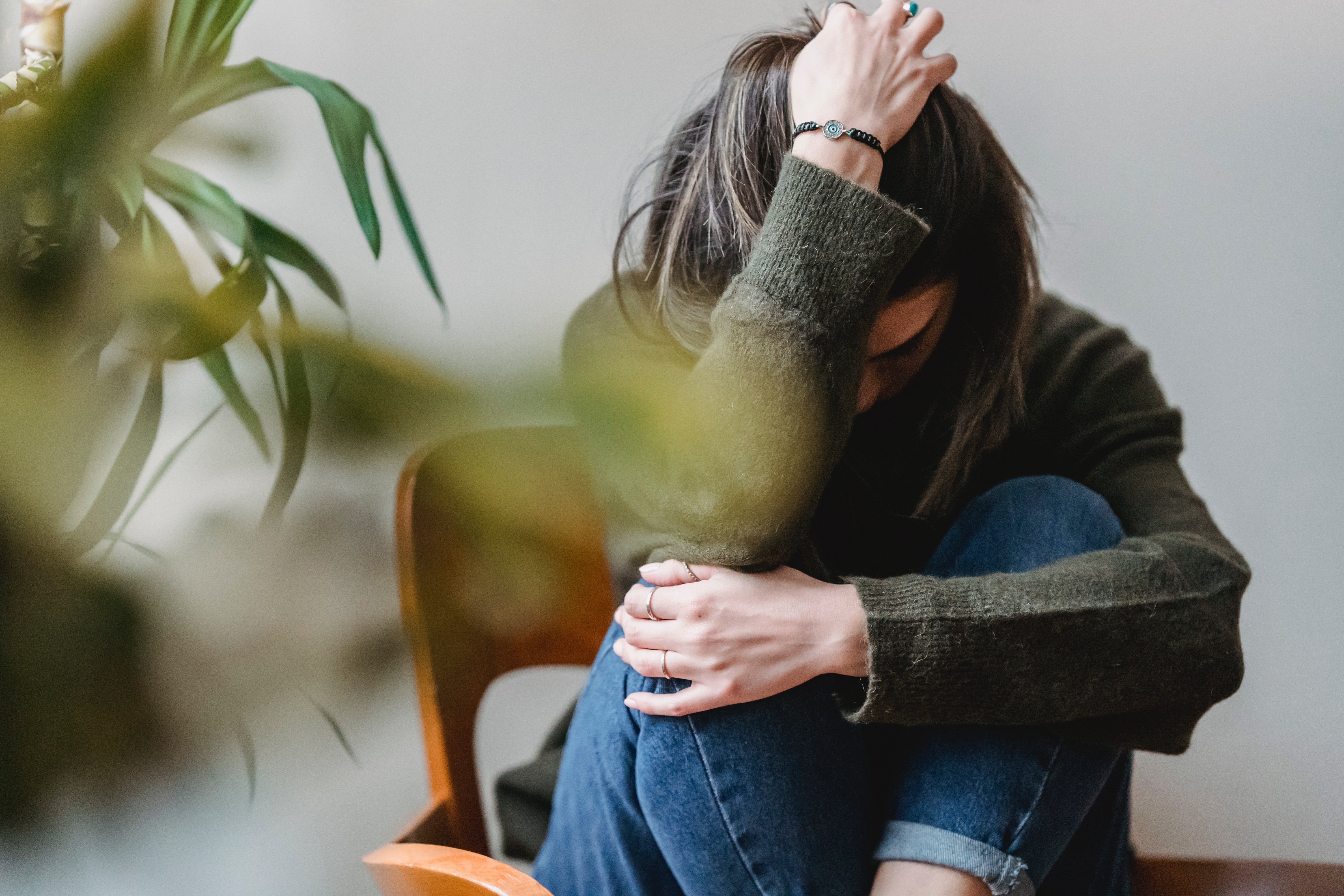 A dissapointed woman sitting in a chair | Source: Pexels