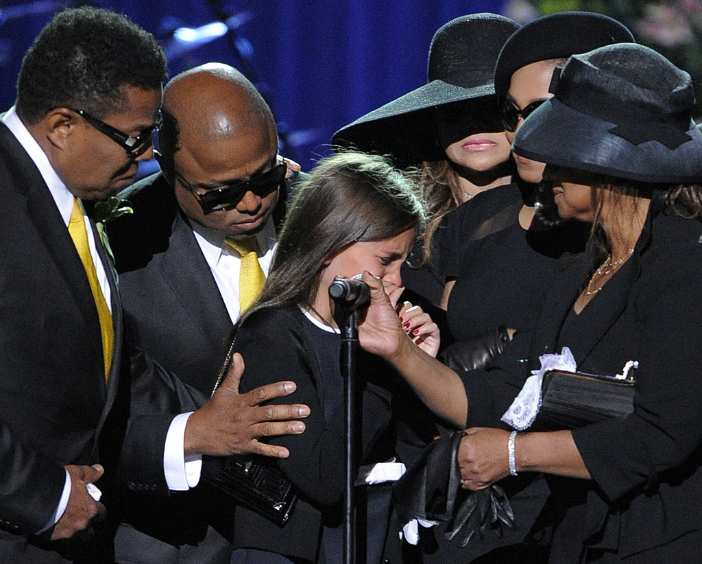 Paris Jackson is supported by her family, during the Michael Jackson public memorial service held at Staples Center on July 7, 2009, Los Angeles, California | Source: Mark Terrill-Pool/Getty Images