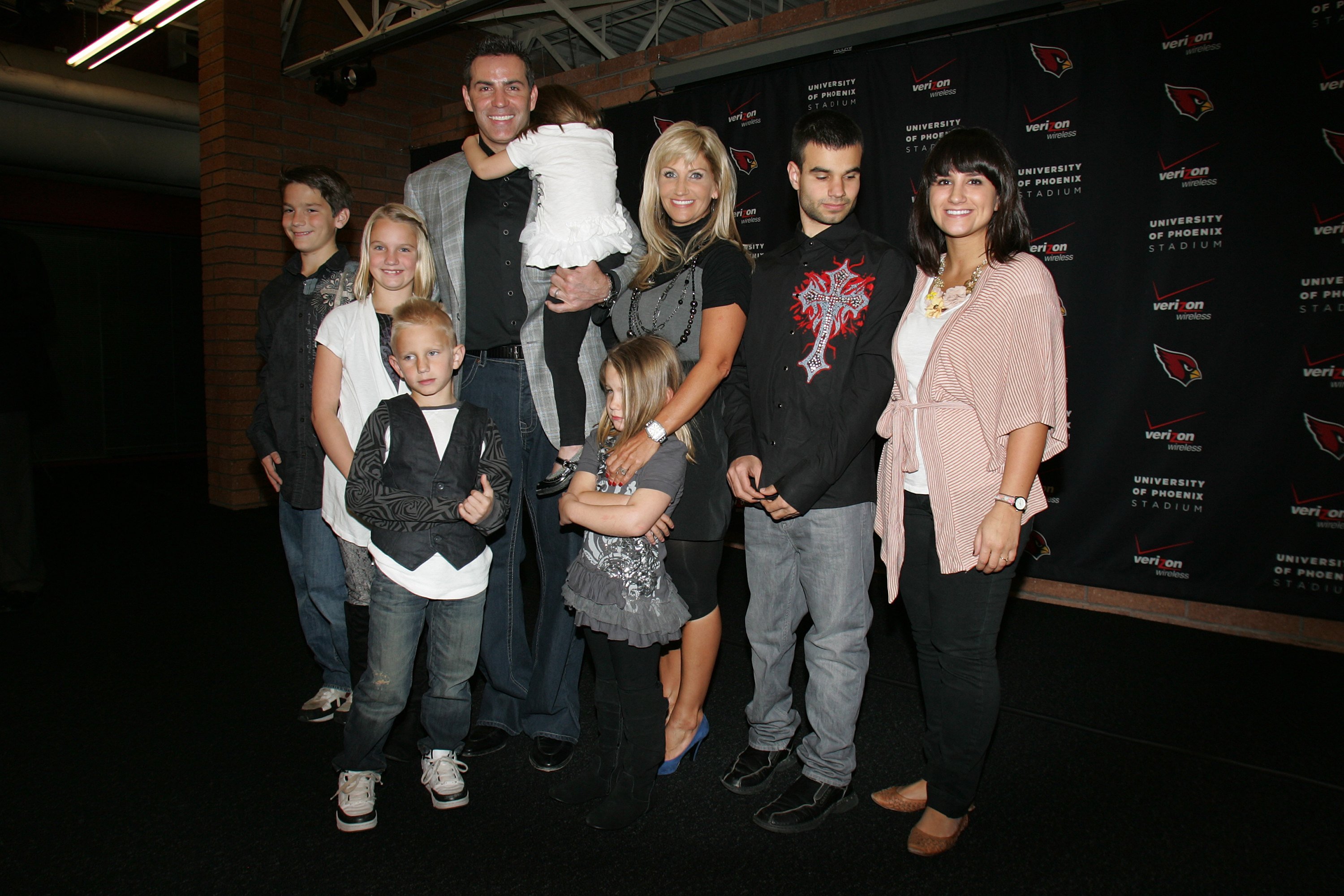 Kurt Warner announced his retirement from Football and posed with his wife and children for photos at the Cardinals training facility in Tempe, Arizona, on January 29, 2010. | Source: Getty Images