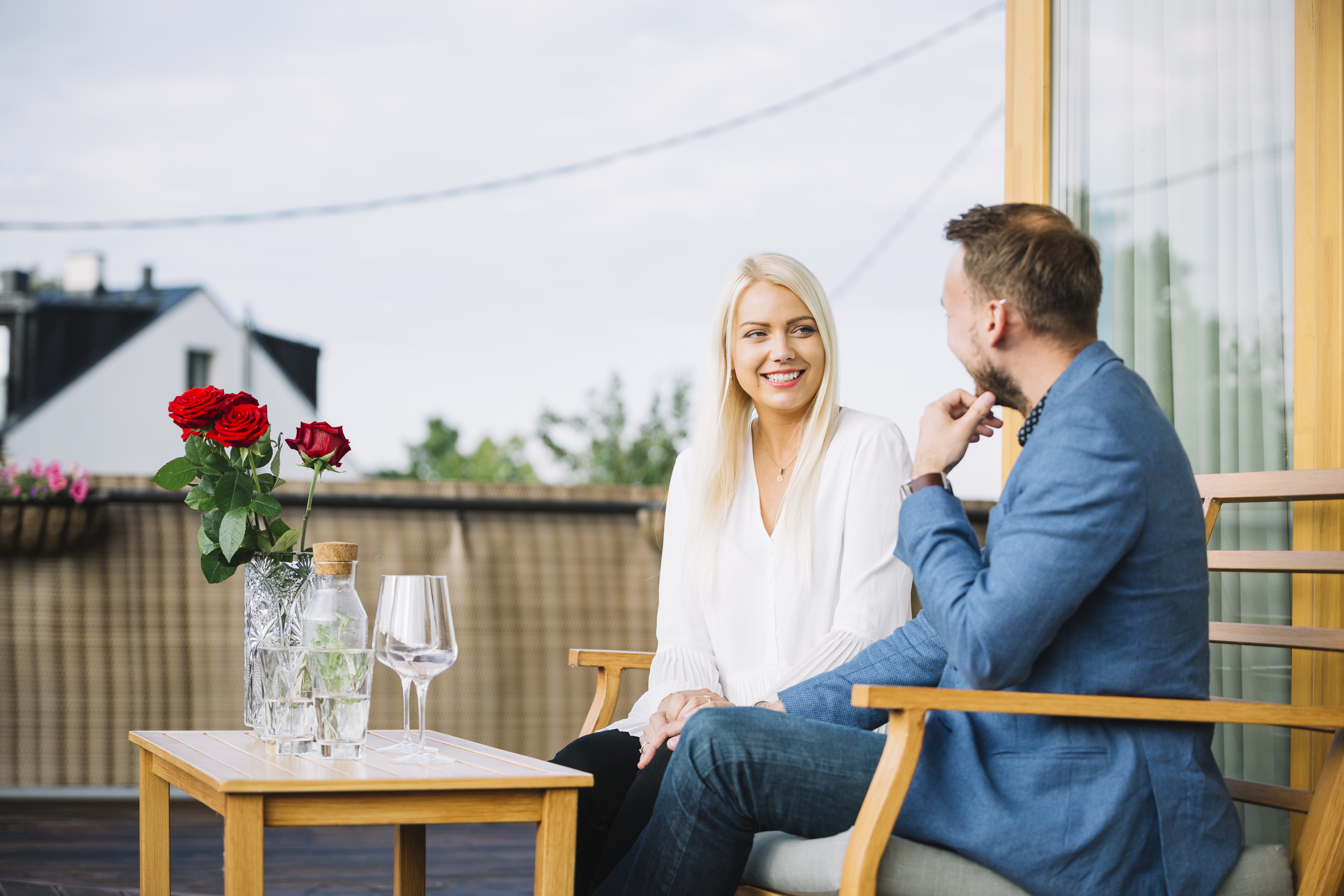 Couple on an outdoor date | Source: Freepik