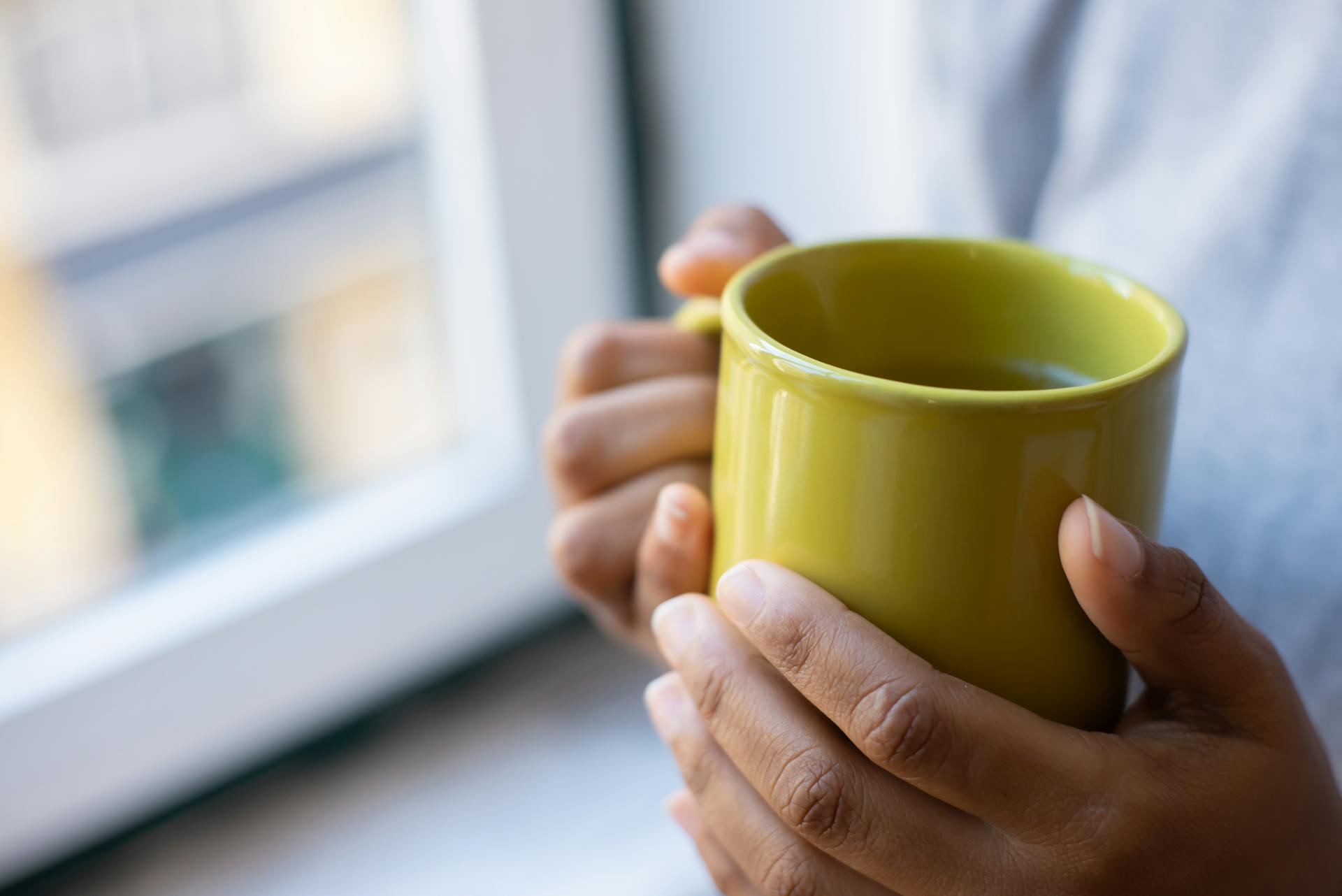 A person holding a mug | Source: Pexels