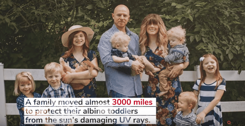  Parents of albino twins relocate to protect them from the sun | Photo: YouTube/SWNS TV