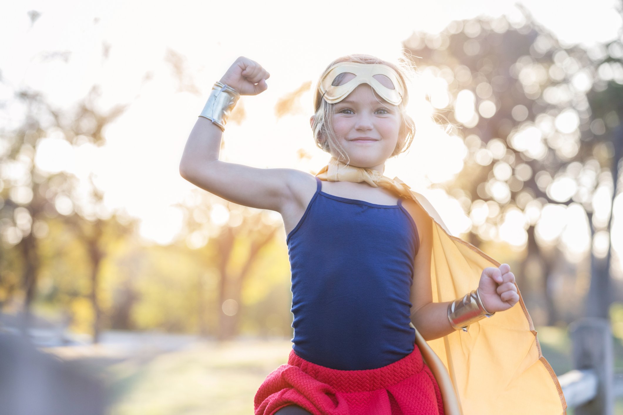 Kleines Mädchen gibt vor eine starke Superheldin zusein I Quelle: Getty Images