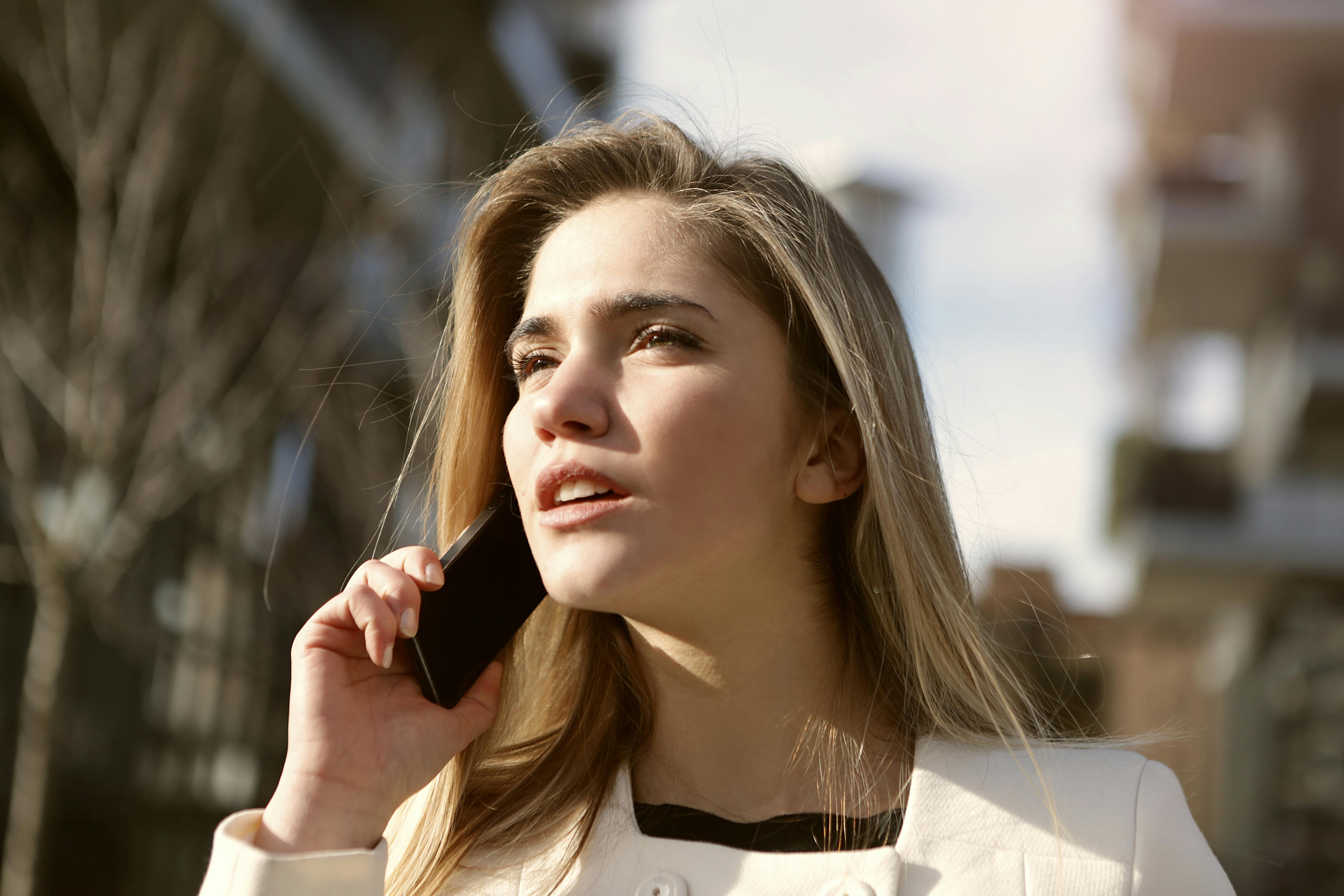 A surprised and confused woman talking the phone | Source: Pexels