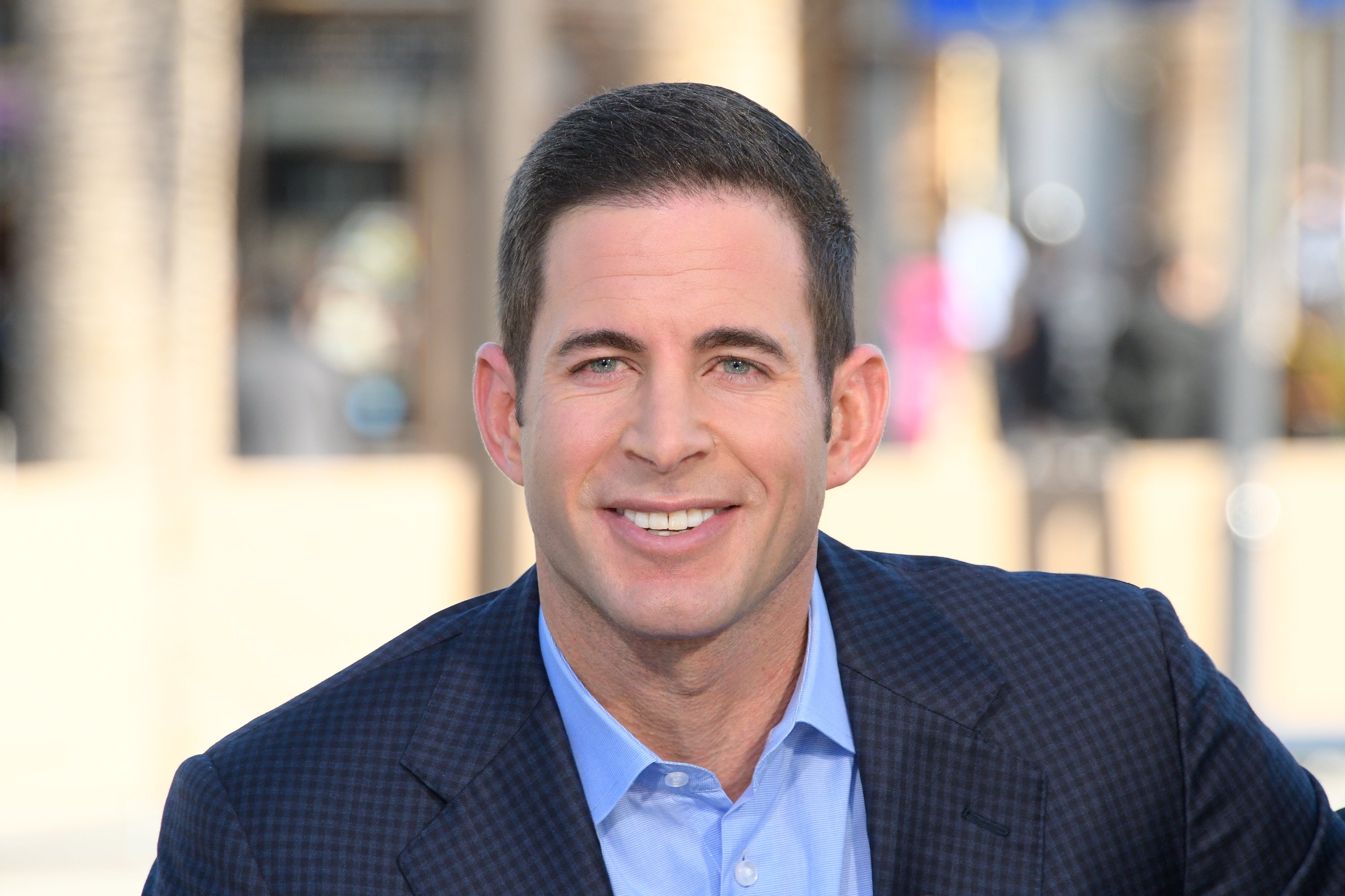 Tarek El Moussa visits "Extra" at Universal Studios Hollywood on February 28, 2017. | Photo: Getty Images