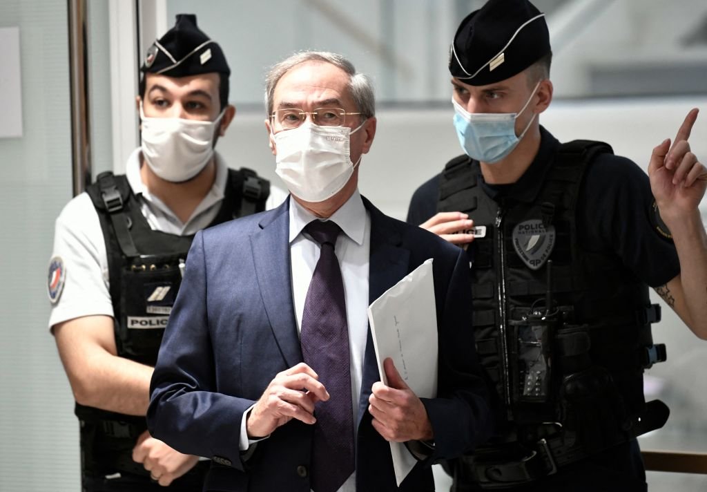 L'ancien ministre de l'Intérieur Claude Guéant arrive pour son procès dans l'affaire baptisée "Elysée Sondages" au palais de justice de Paris le 18 octobre 2021. | Photo : Getty Images