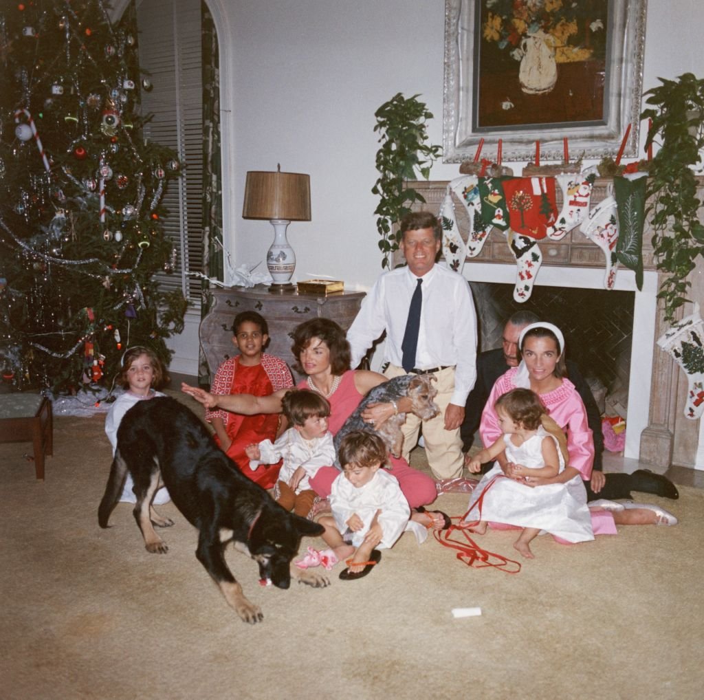 U.S. President John F. Kennedy and First Lady Jacqueline Kennedy pose with their family on Christmas Day at the White House, Washington, D.C., December 25, 1962. [Left-Right]: Caroline Kennedy, unidentified, John F. Kennedy Jr.,  Anthony Radziwill, Prince Stanislaus Radziwill, Lee Radziwill, and their daughter, Ann Christine Radziwill. | Source: Getty Images 