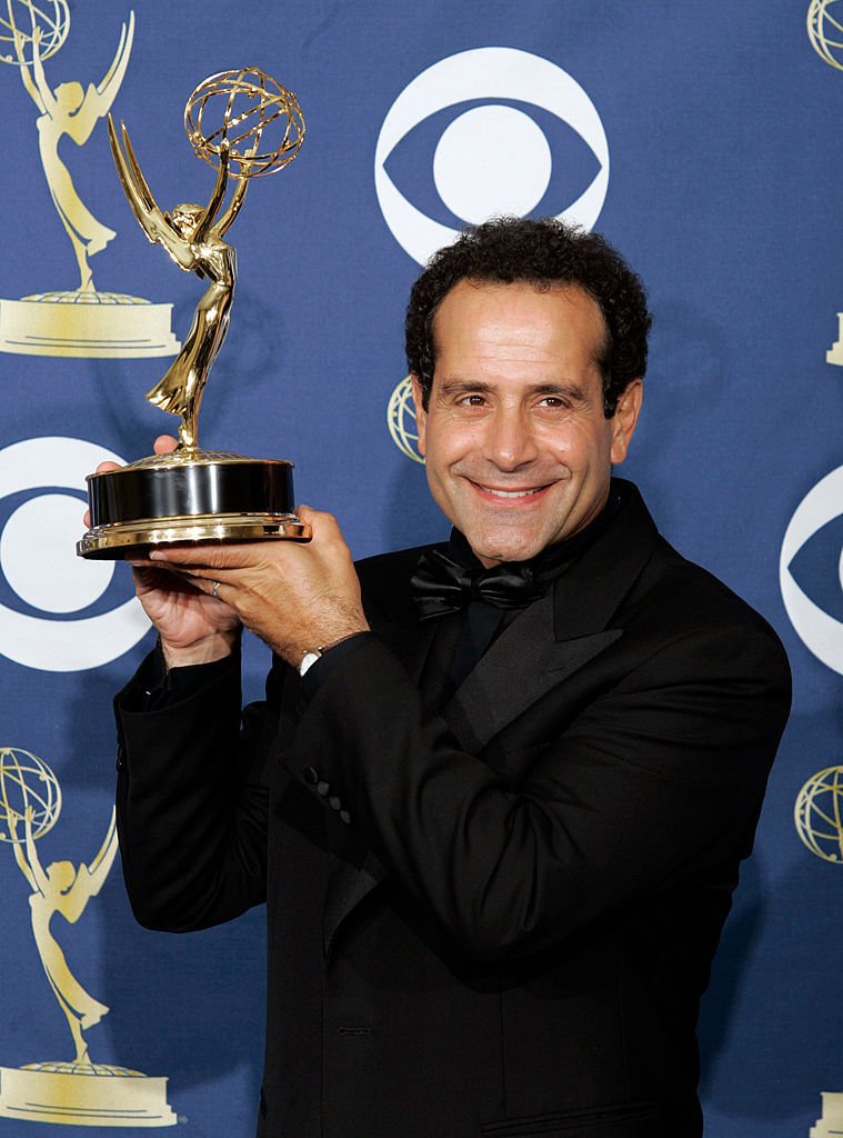 L'acteur Tony Shalhoub détient le prix de l'acteur principal pour son rôle dans "Monk". | Source : Getty Images
