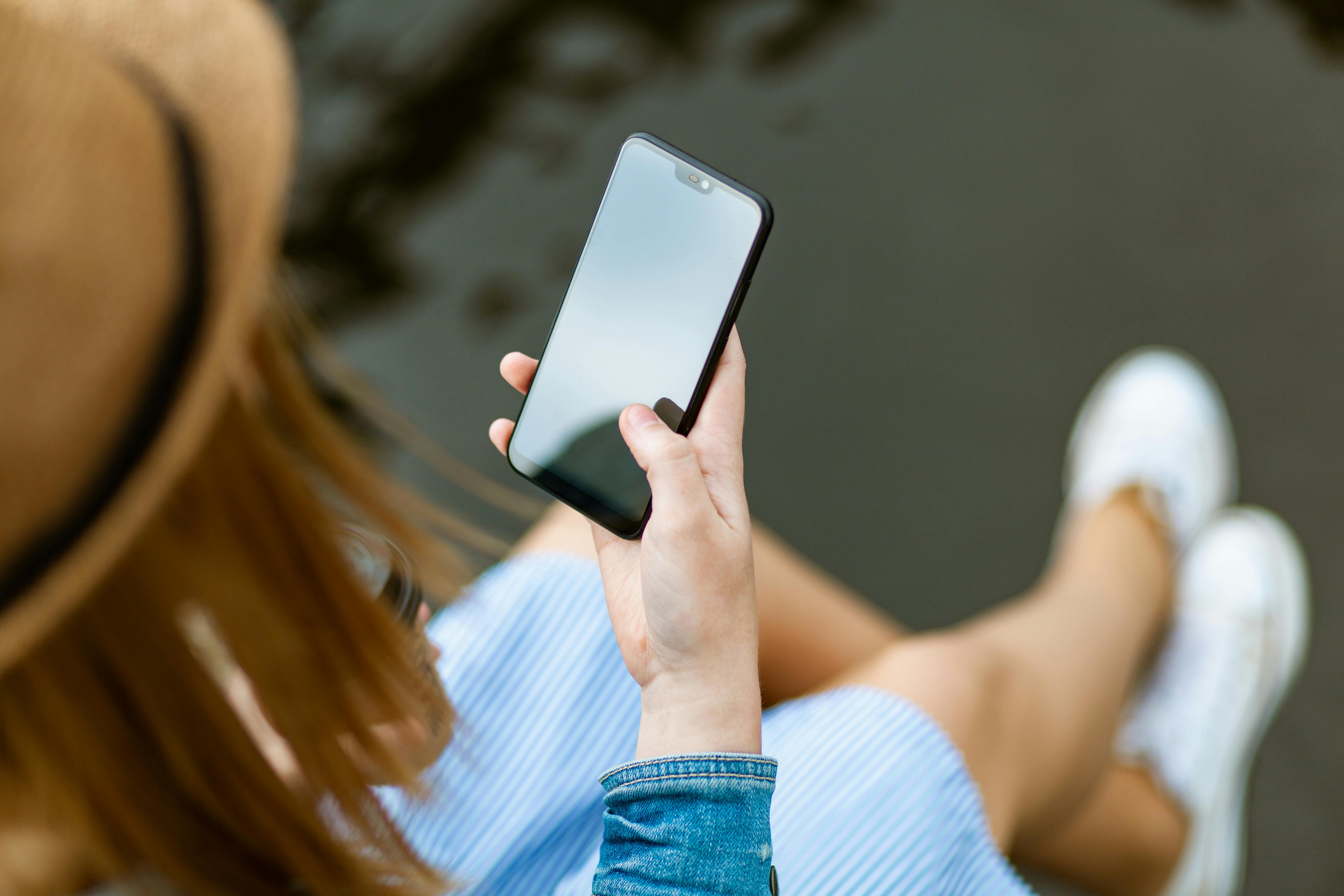 A young woman on her phone | Source: Pexels