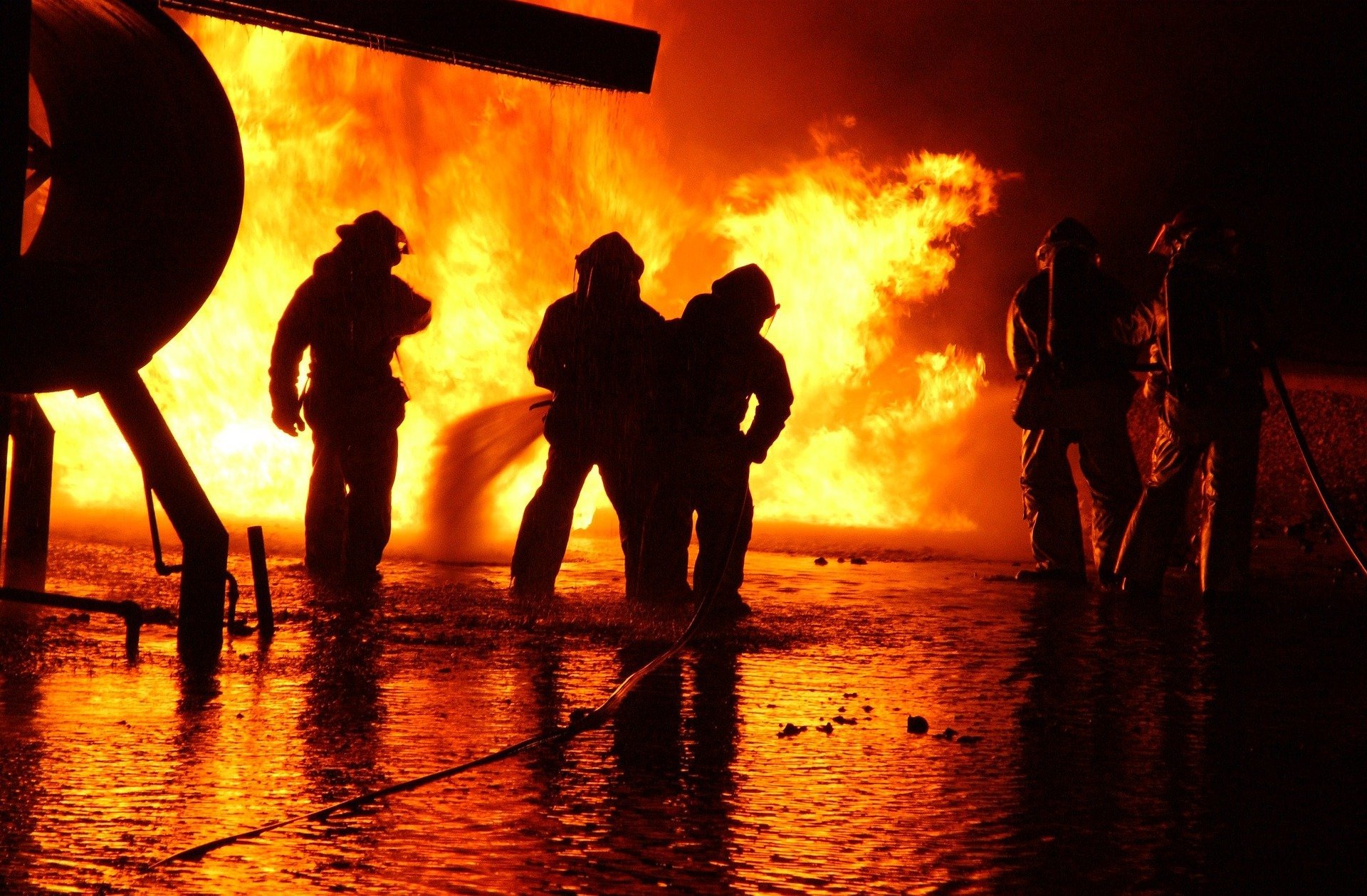 Firemen fighting a blaze. | Source: Pixabay
