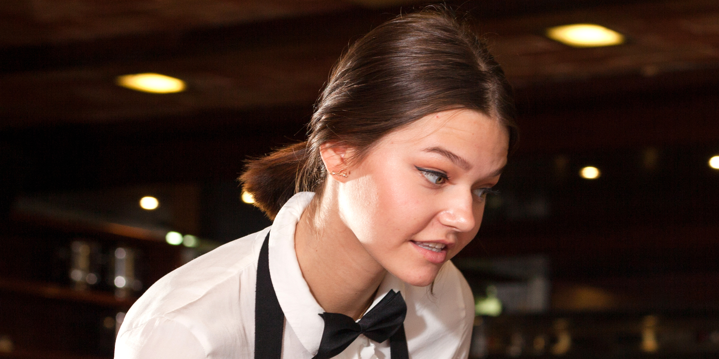 An entitled waitress | Source: Shutterstock