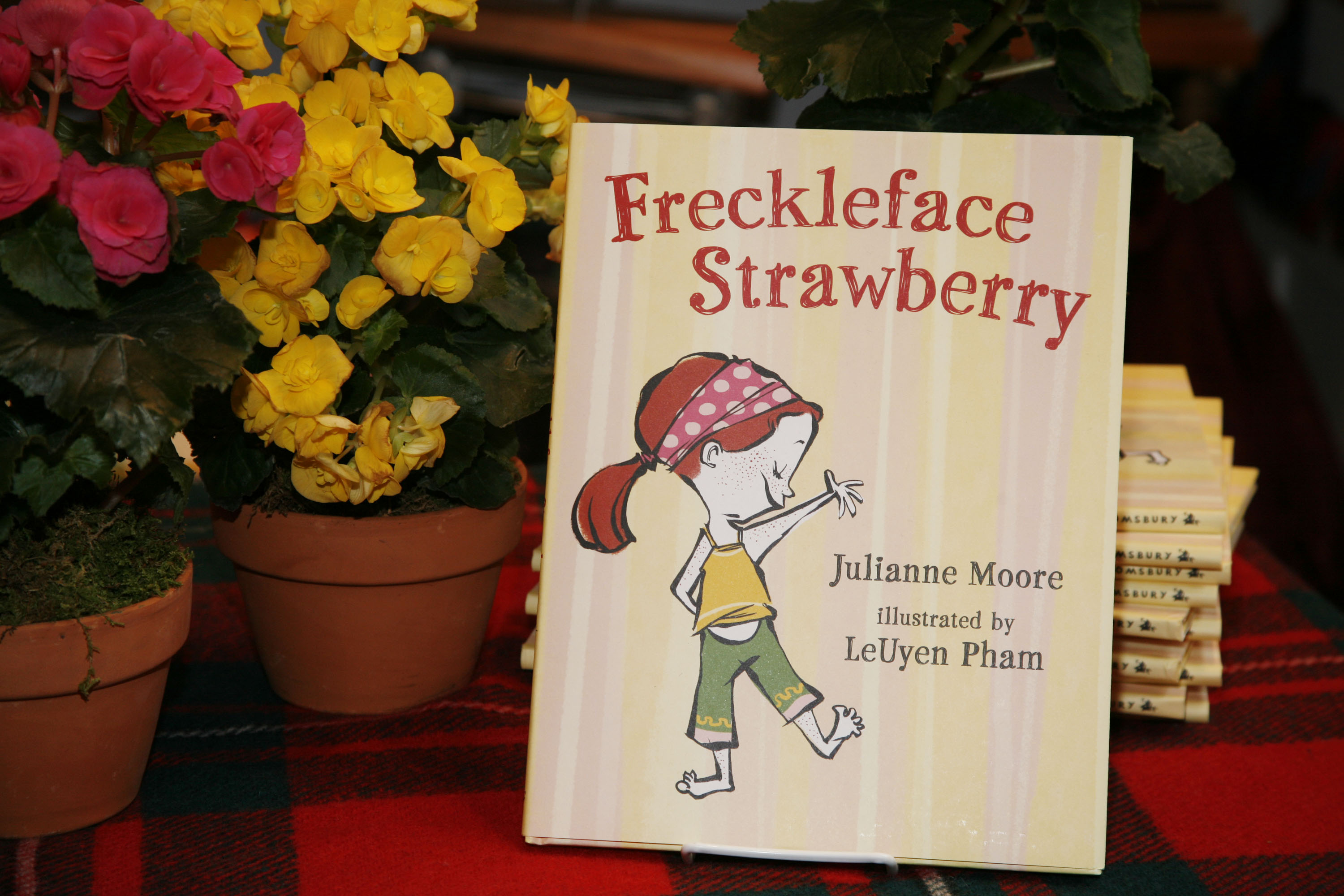 Actress Julianne Moore's new children's book "Freckleface Strawbery" at J. Crew on November 15, 2007, in New York City | Source: Getty Images