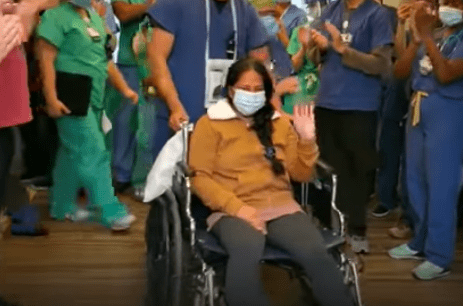 Sanitarios le aplauden a Yanira mientras sale de la institución médica.| Foto: Youtube/ Noticias Telemundo