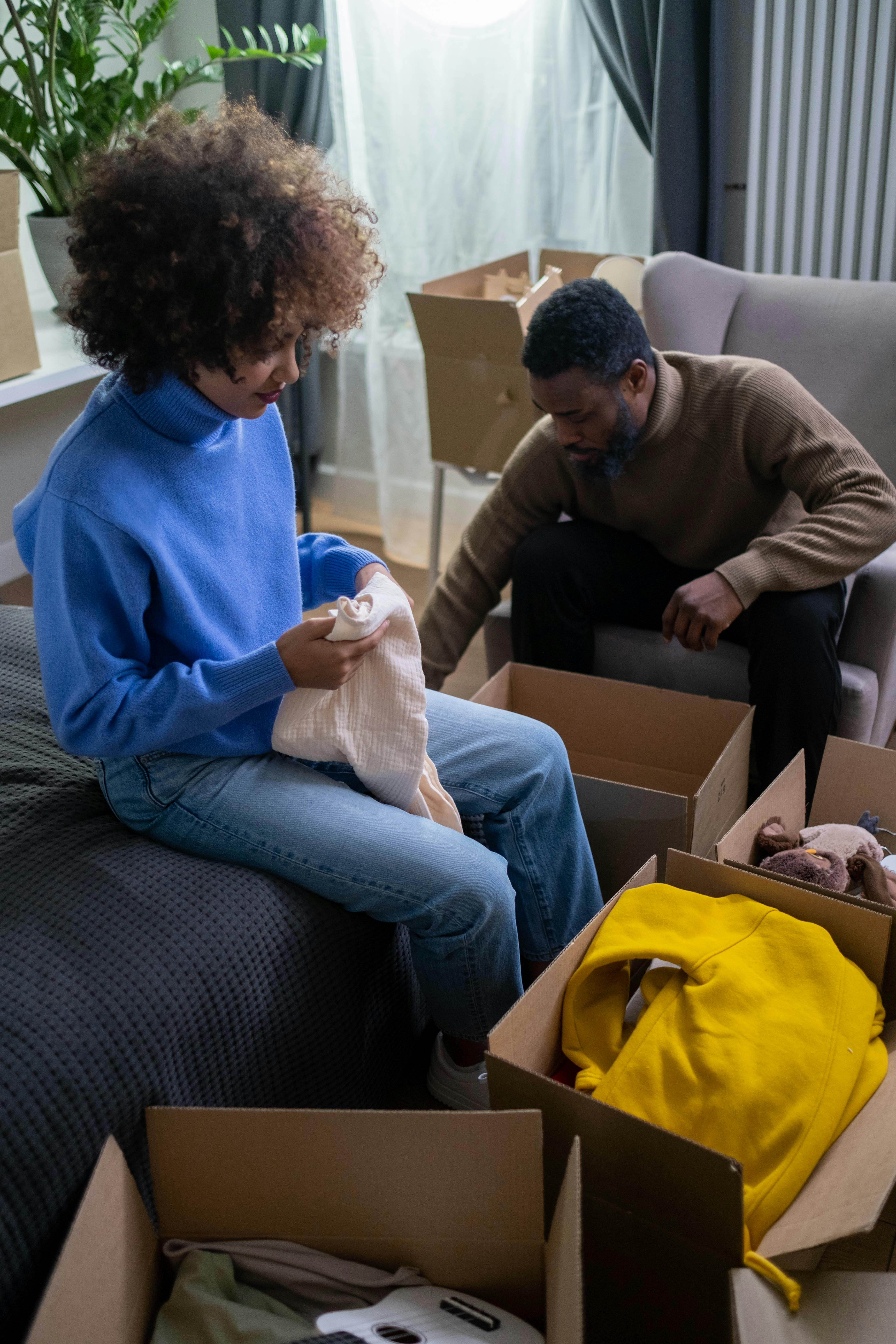 A couple packing things | Source: Pexels