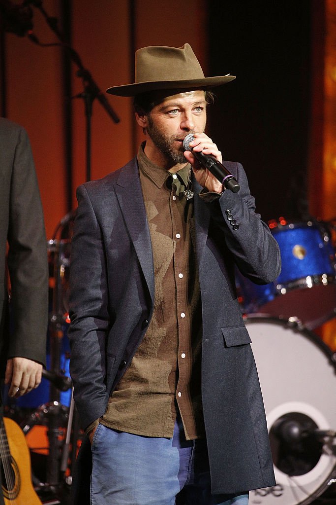 Le chanteur Christophe Mae reçoit le Prix Rolf Marbot de la chanson de l'Annee lors du "Grand Prix de la SACEM 2016" aux Folies Bergères le 5 décembre 2016 à Paris, France. | Photo : Getty Images
