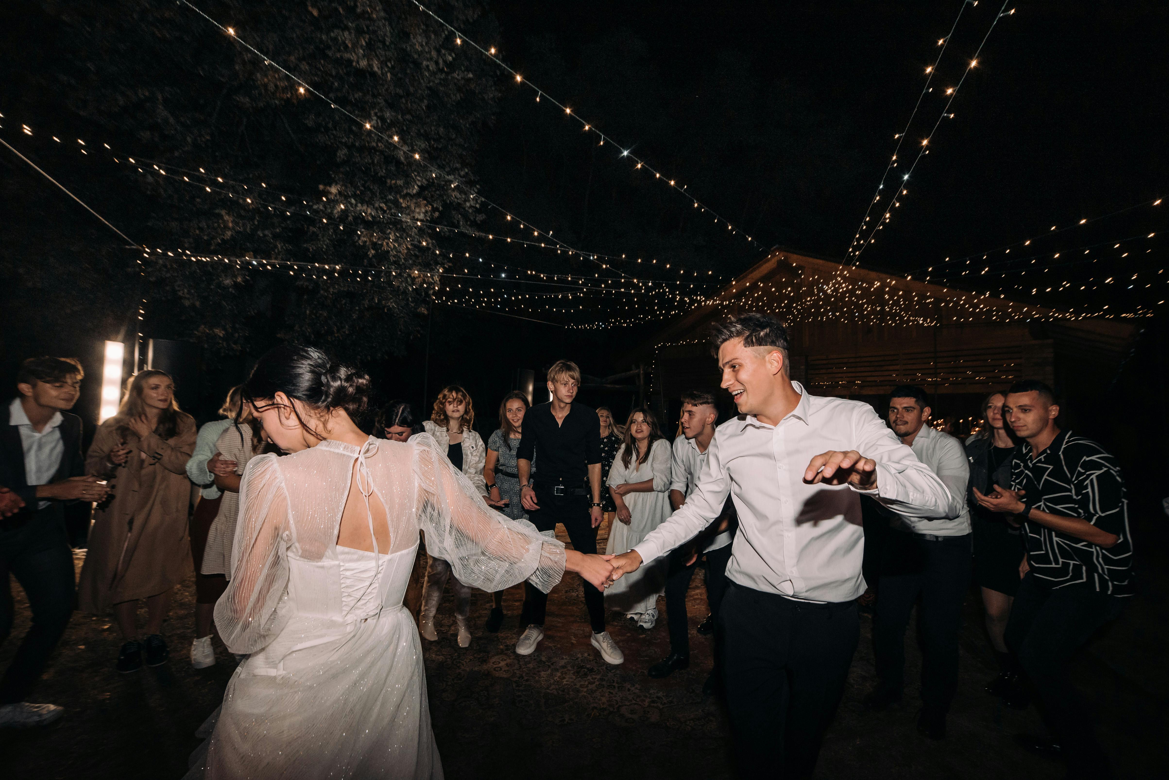 Bride, groom and guests dancing | Source: Pexels