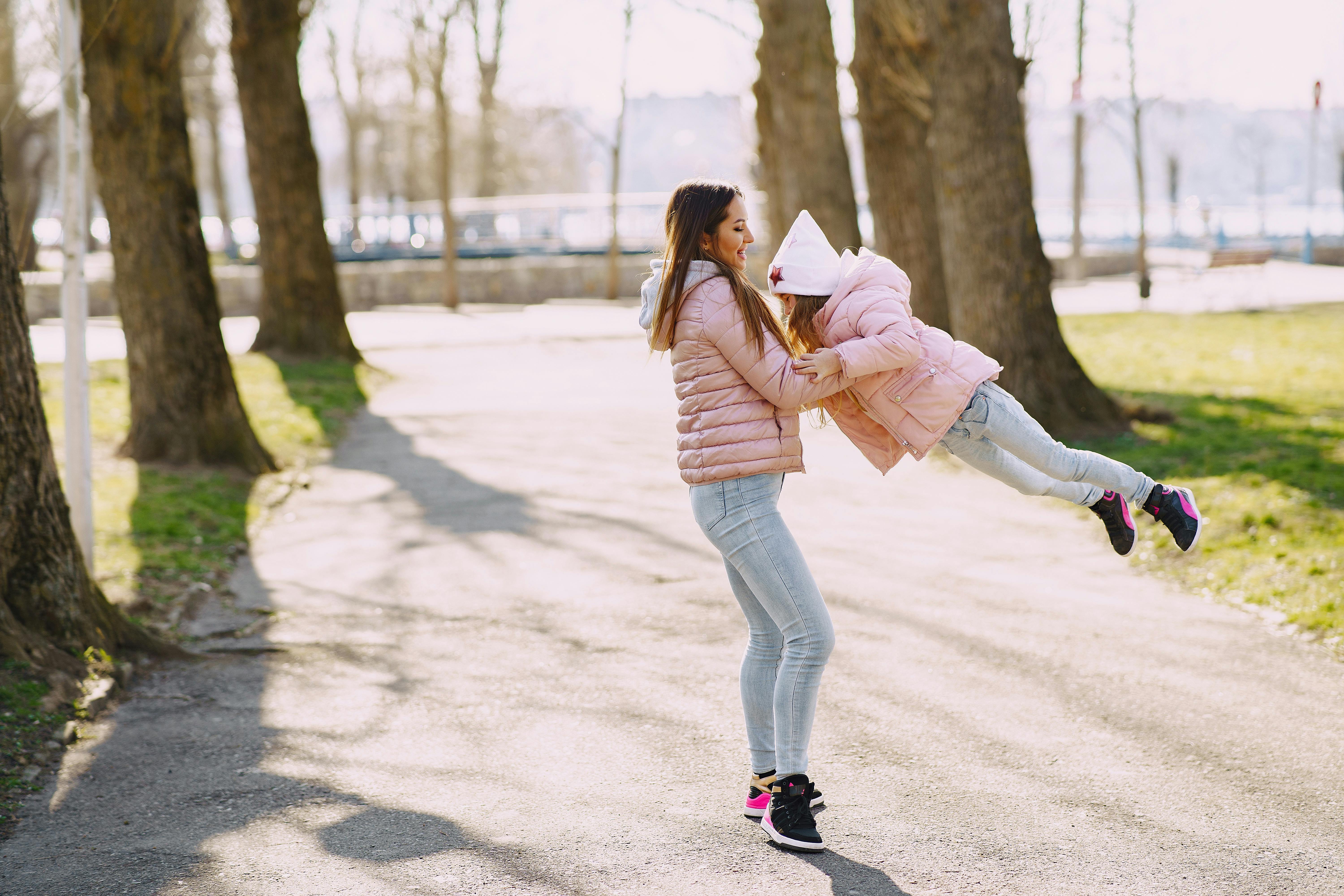 Mother and daughter having fun in the park | Source: Pexels