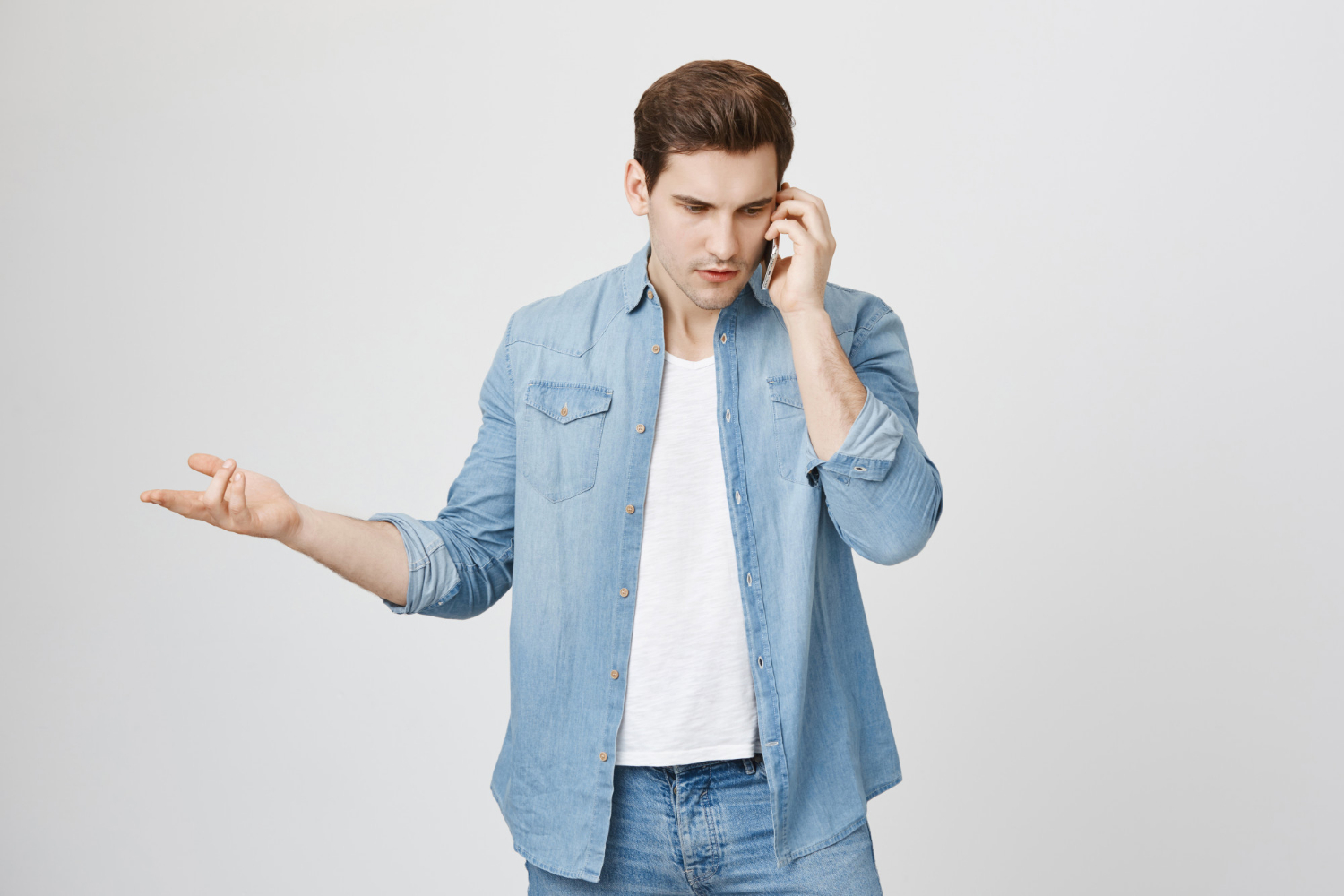 A worried man talking on the phone | Source: Freepik